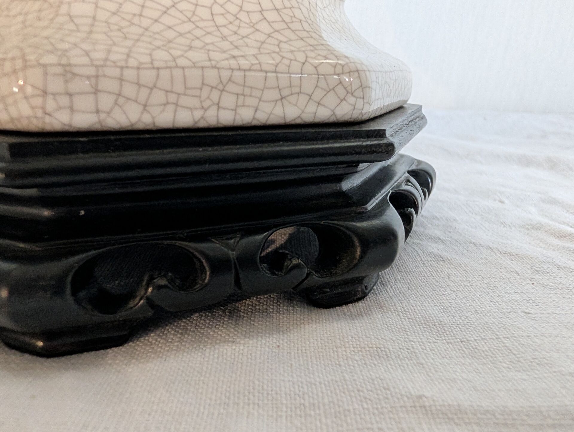 Cracked ceramic lamp base in Chinese style