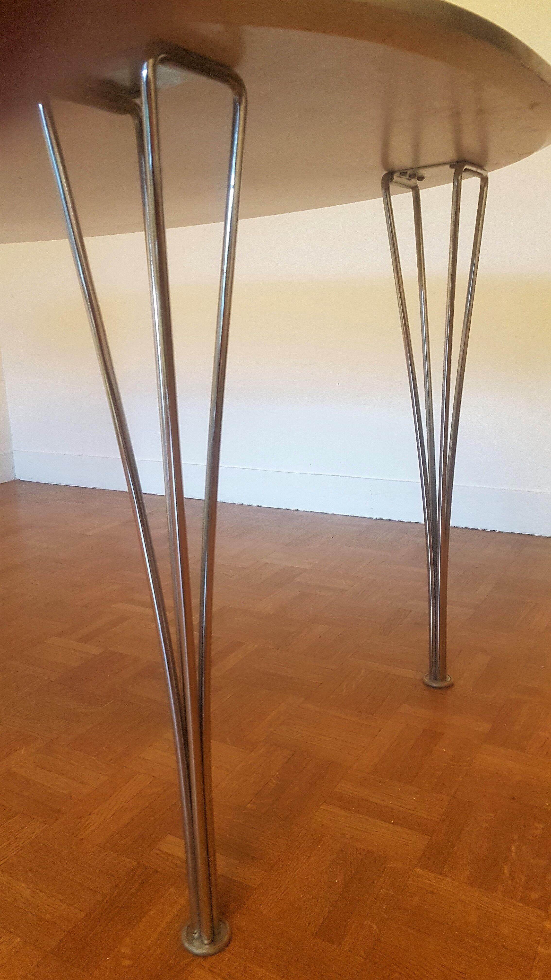 White Super-elliptical table, design by Piet Hein and Bruno Mathsson for Fritz Hansen