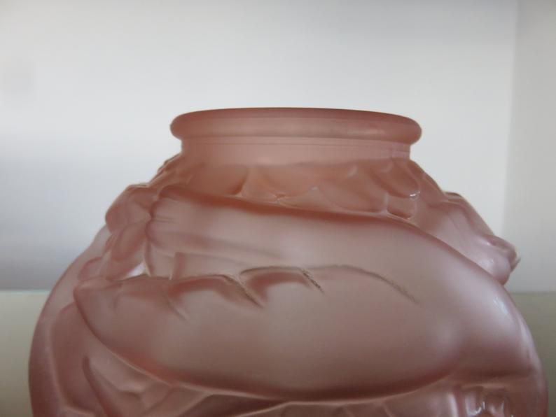 Art Deco vase in pink moulded glass "bird motif" 40s