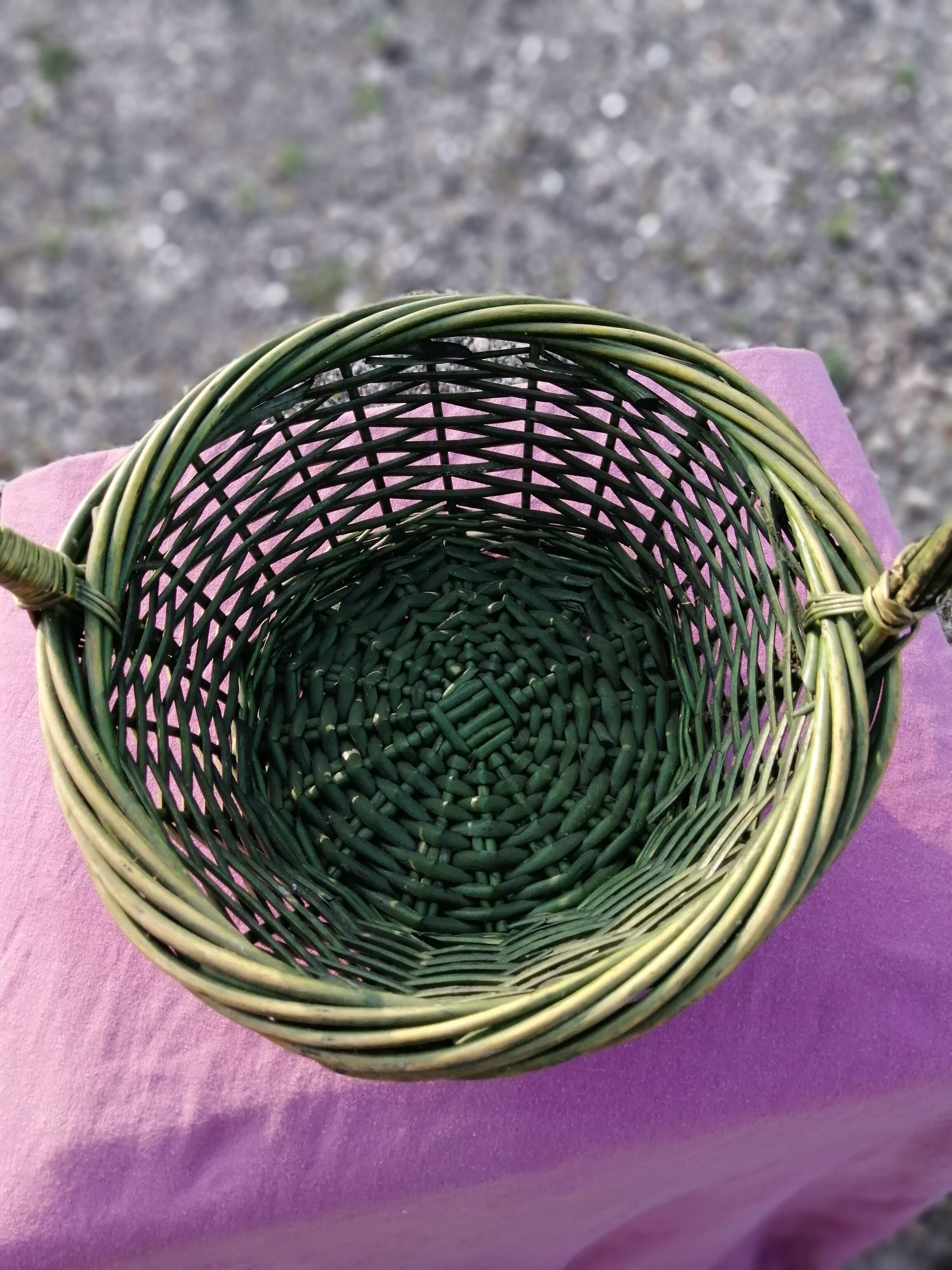 Panier en osier vert avec une anse vintage