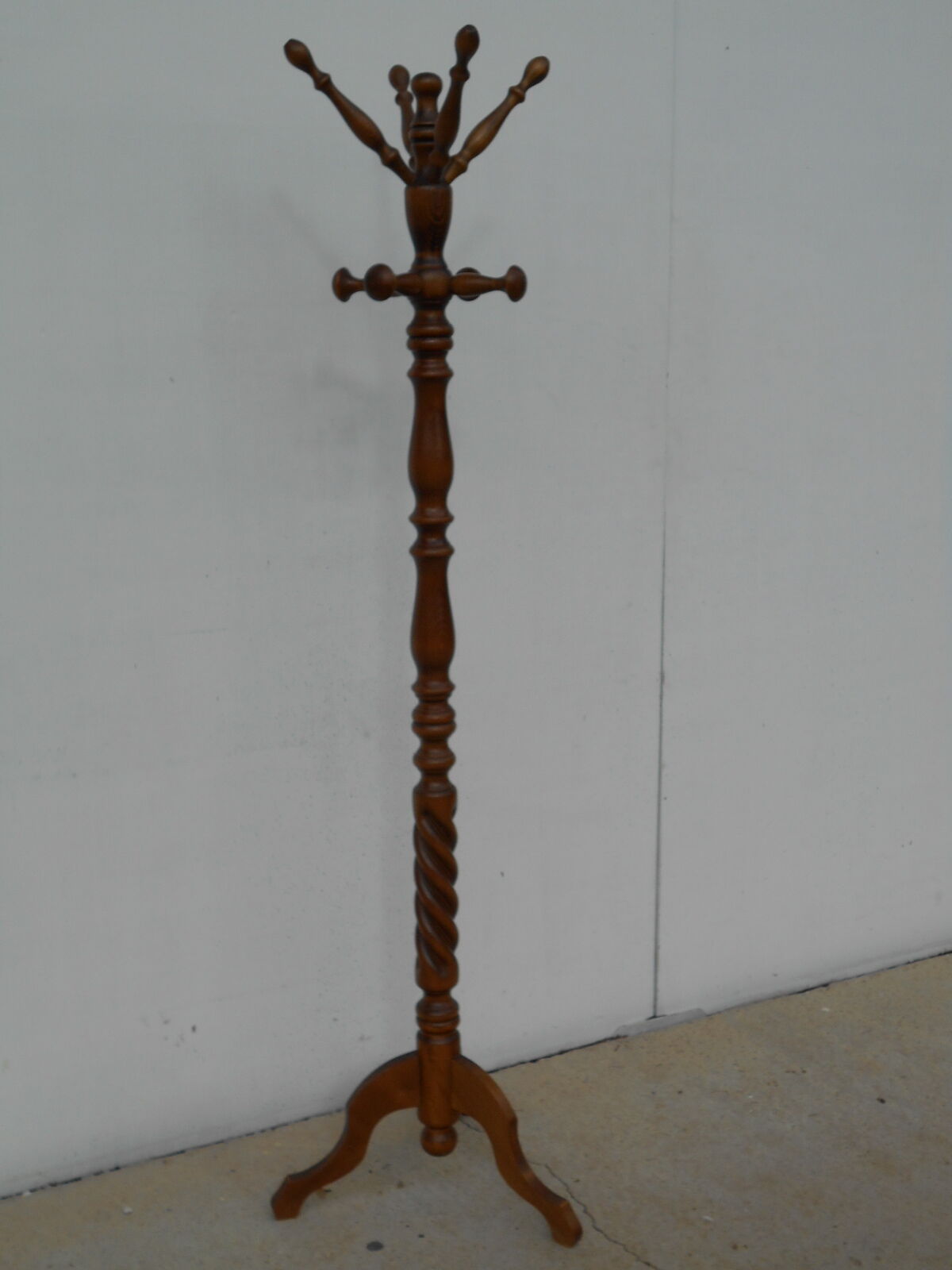 Parrot coat rack, solid oak with swivel head