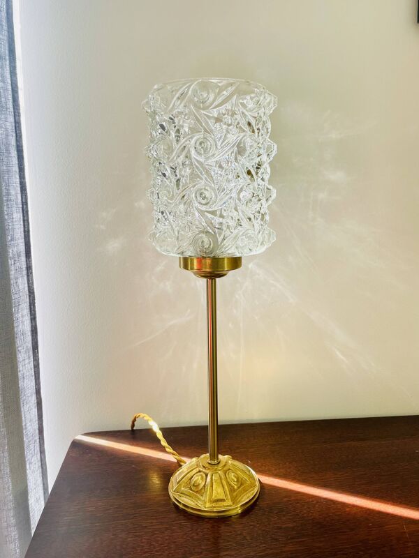 Lampe à poser pied en laiton doré et verre moulé texturé