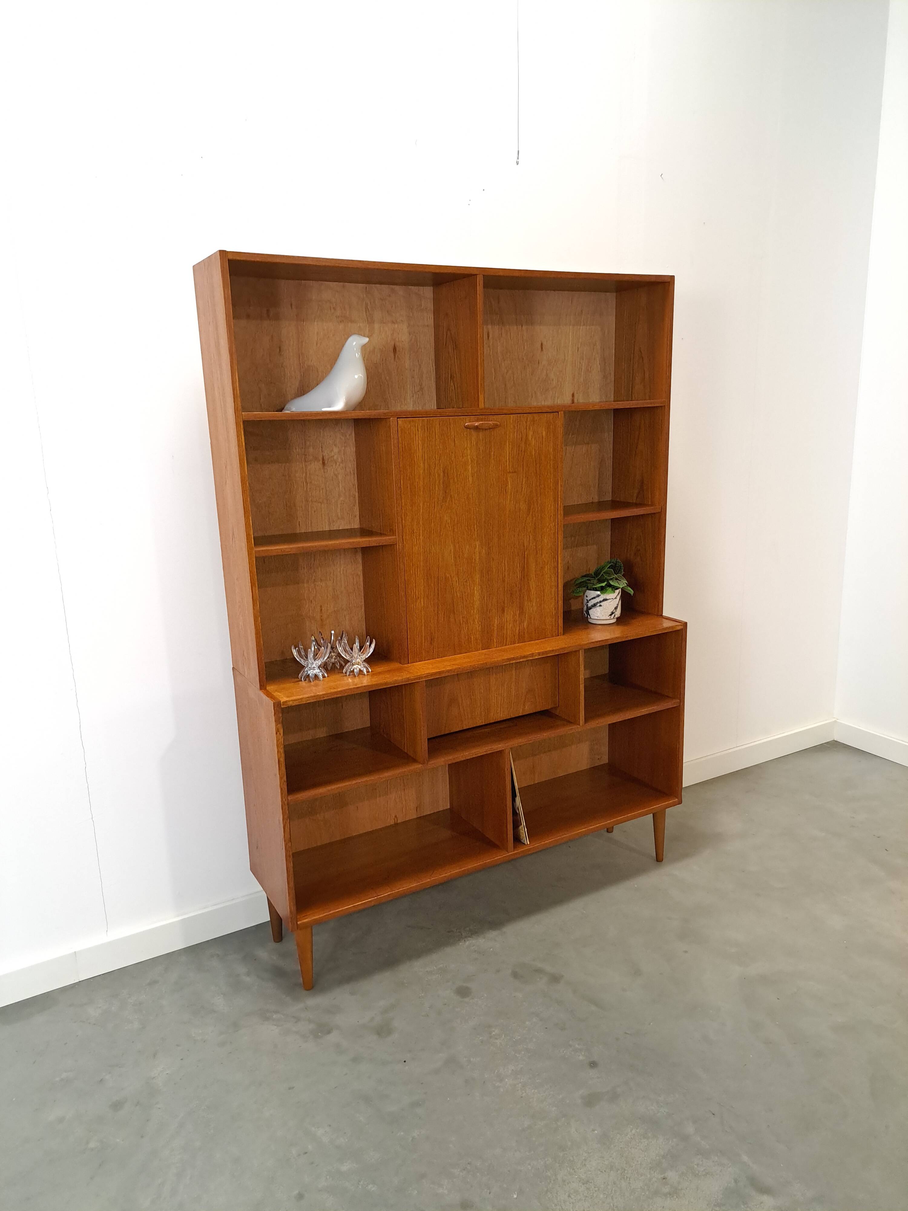 Deens hoge teak vakkenkast met bar vintage wandkast