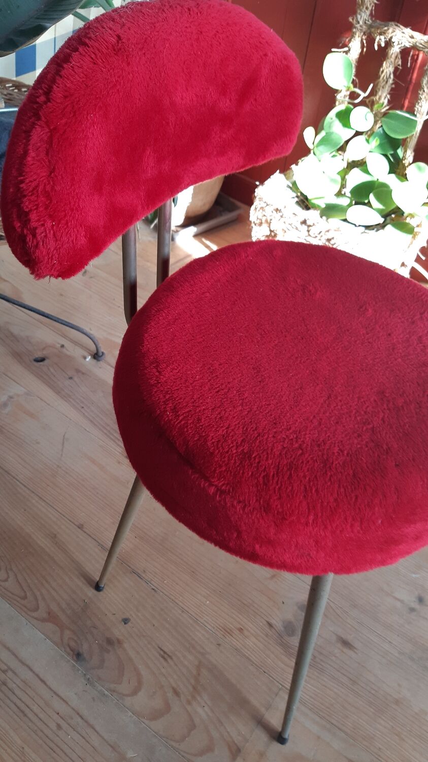 Red moumoute chair