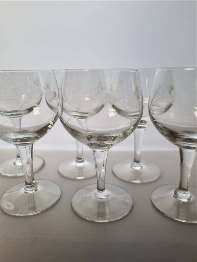 Set of 6 stemmed glasses