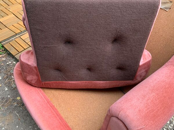 Paire de fauteuils crapaud velours capitonné rose 1970