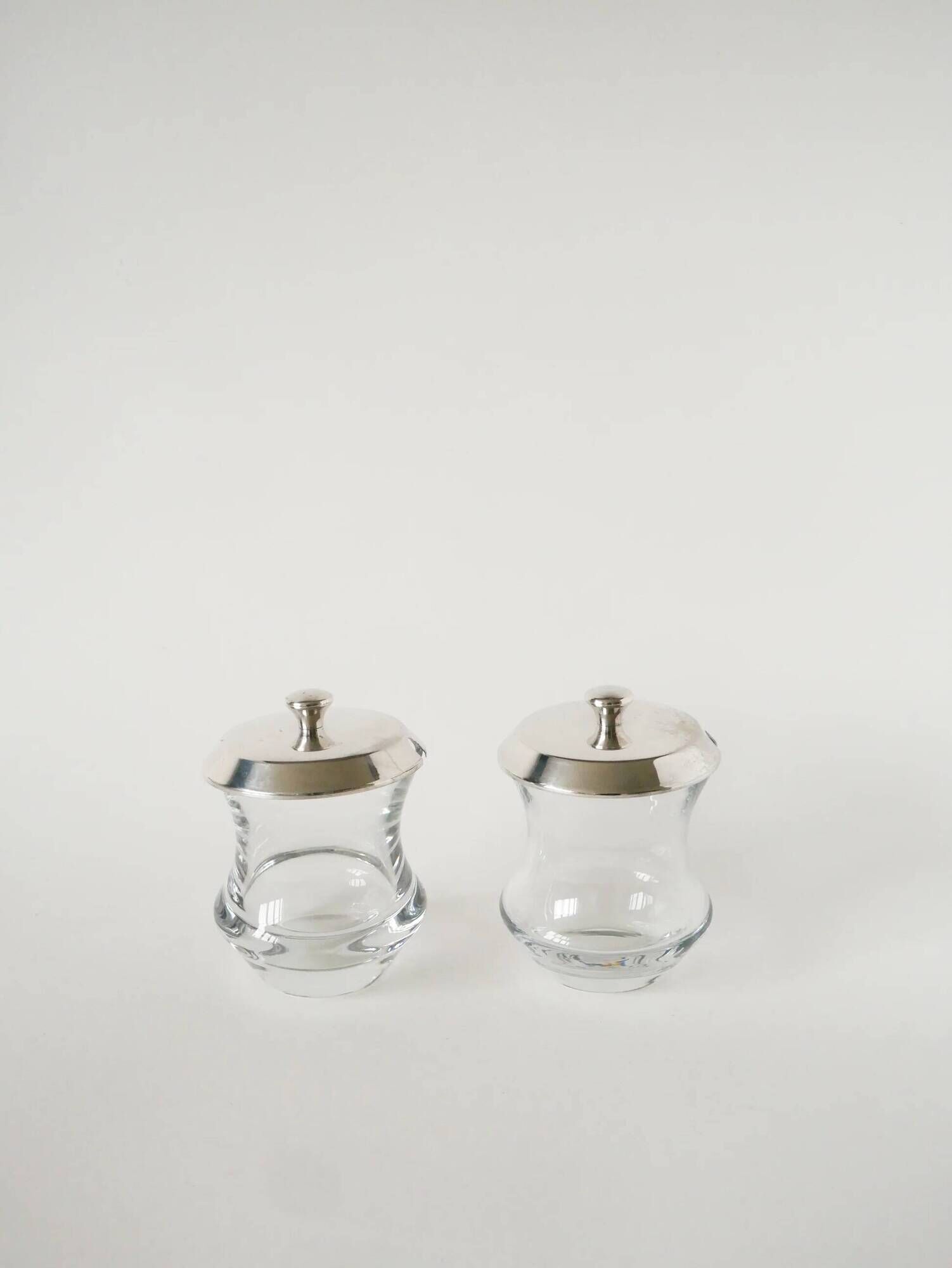 Pair of crystal and silver-plated condiment pots, Saint Hilaire, 1960.
