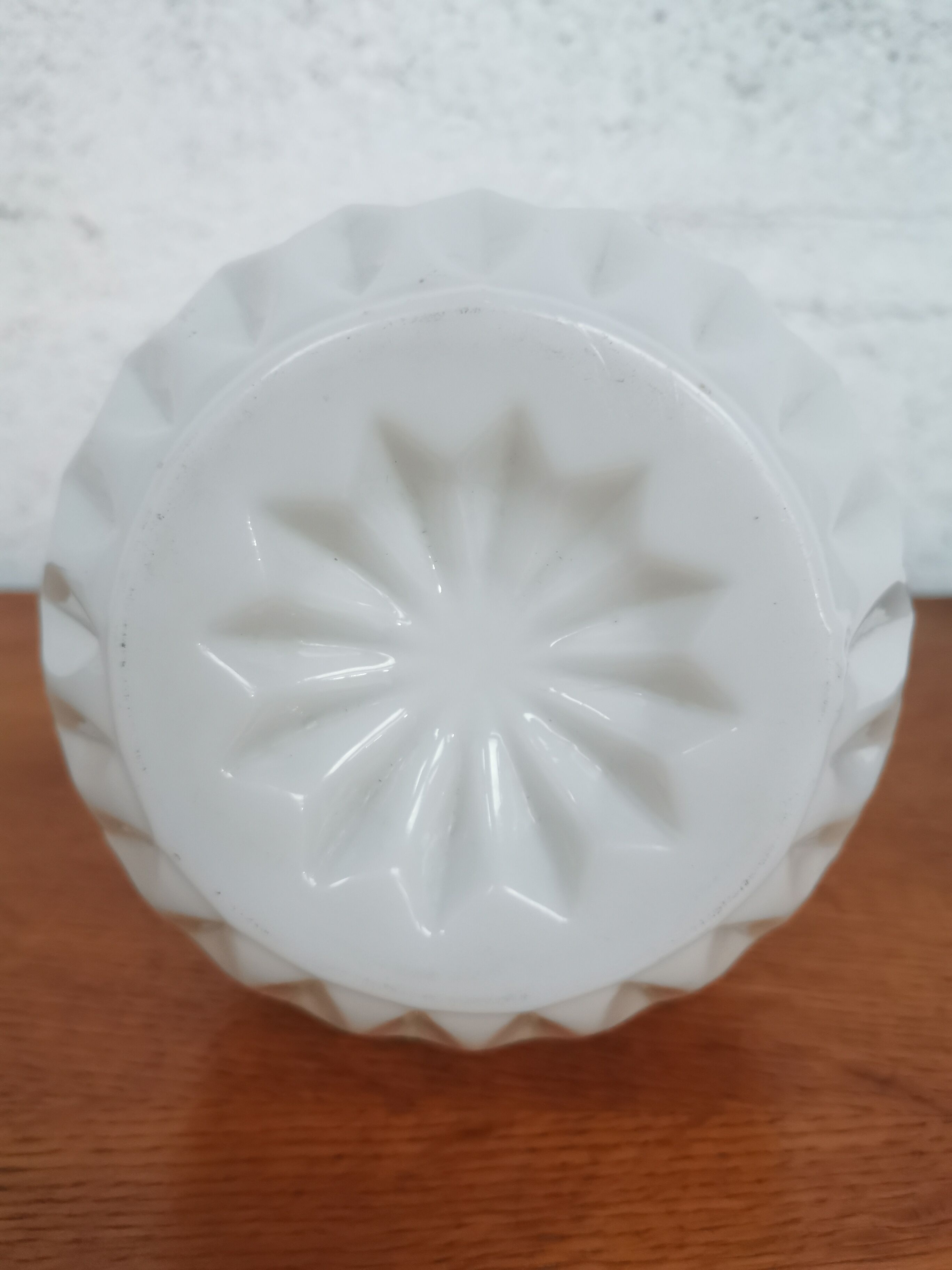 Chiseled vase in white opaline