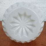 Vase ciselé en opaline blanche