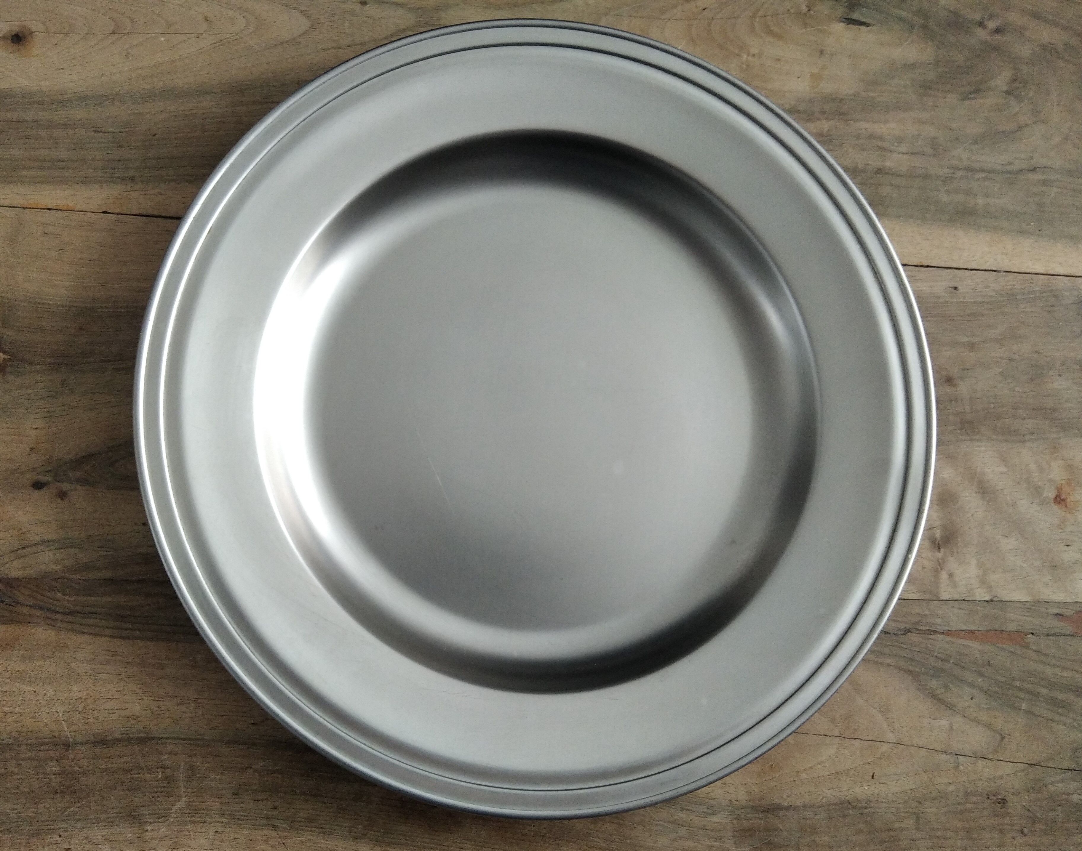 Guy degrenne's round flat Manoir collection