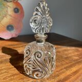 Flacon de parfum ancien en verre moulé et dorure
