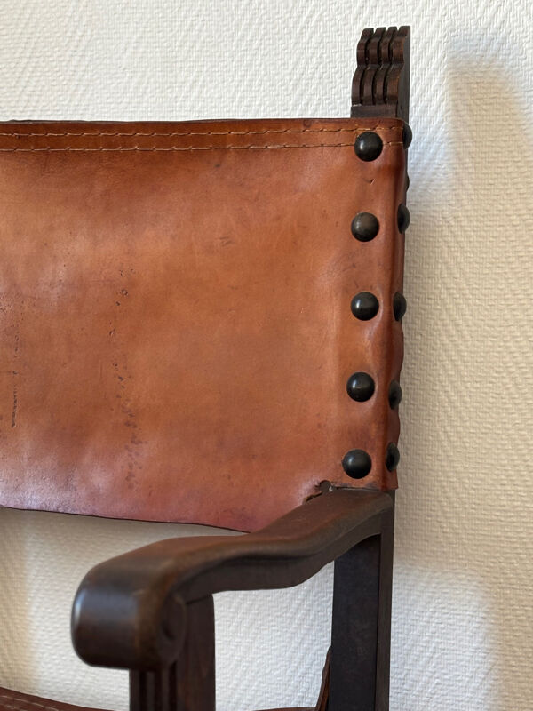 Fauteuil Frailero espagnol ancien — bois sculpté & cuir pleine fleur c
