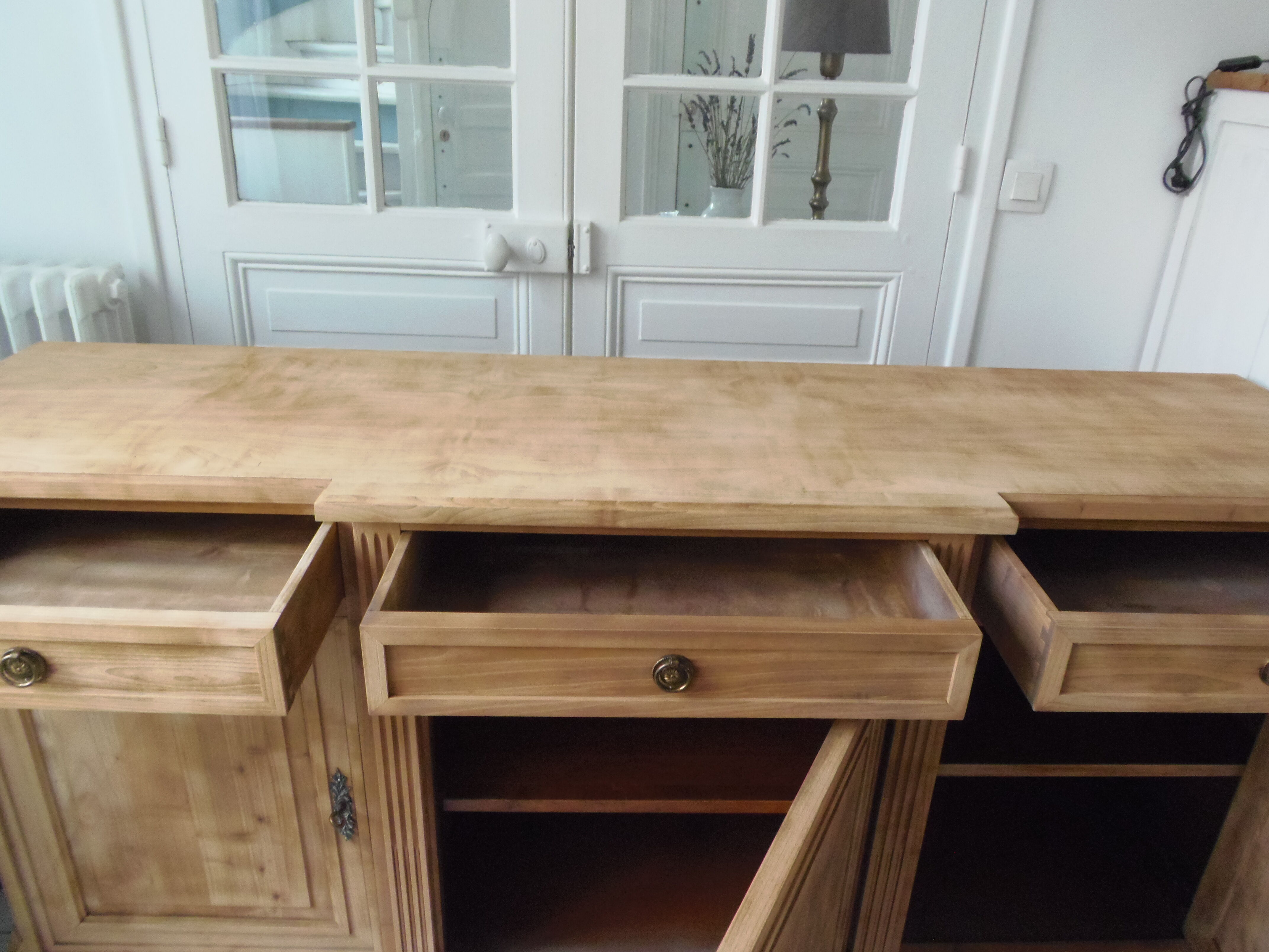 Buffet 3 doors of beautiful Louis XVI style in raw wood