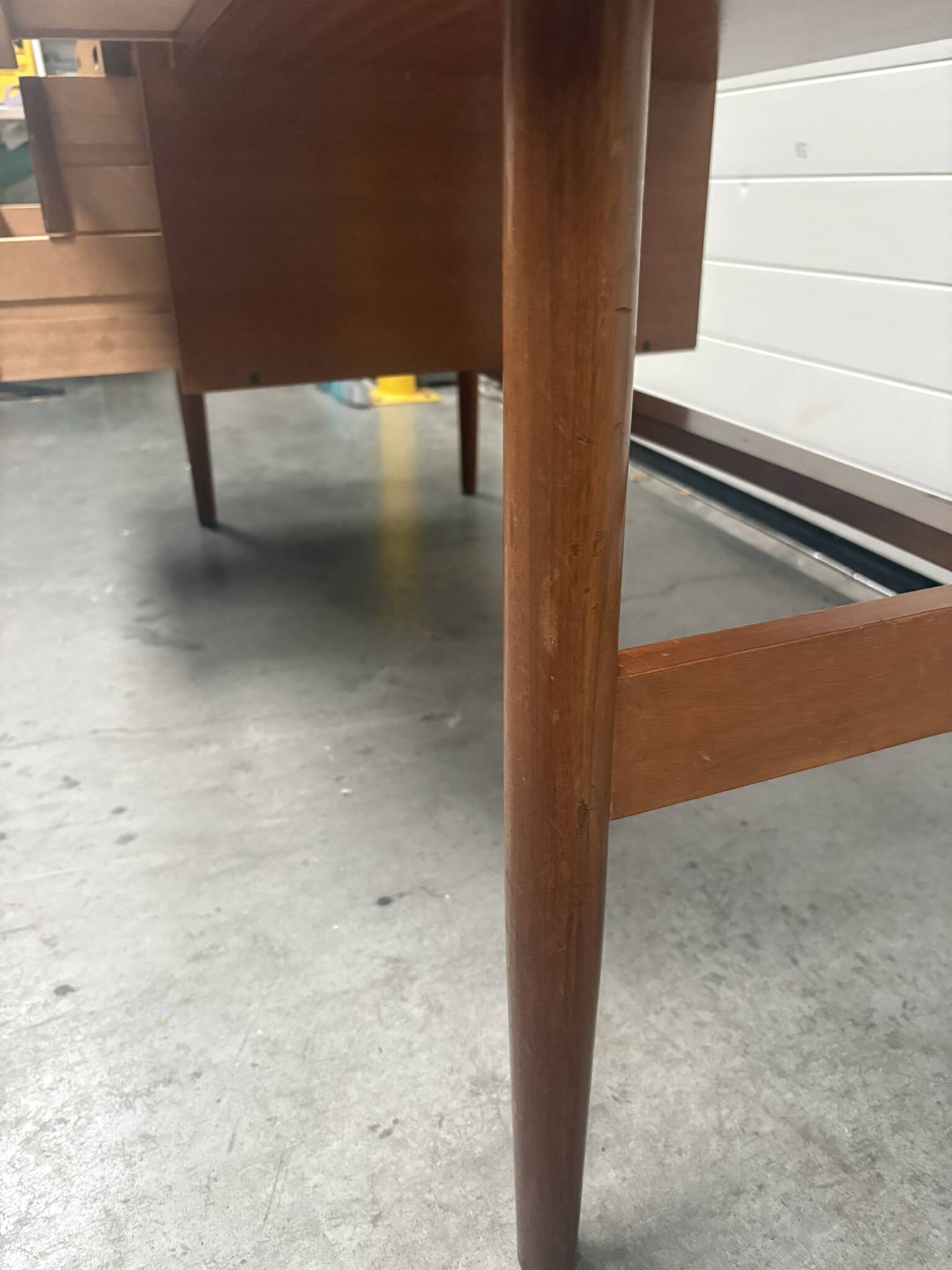 Bureau Scandinave midcentury à caisson et finition acajou