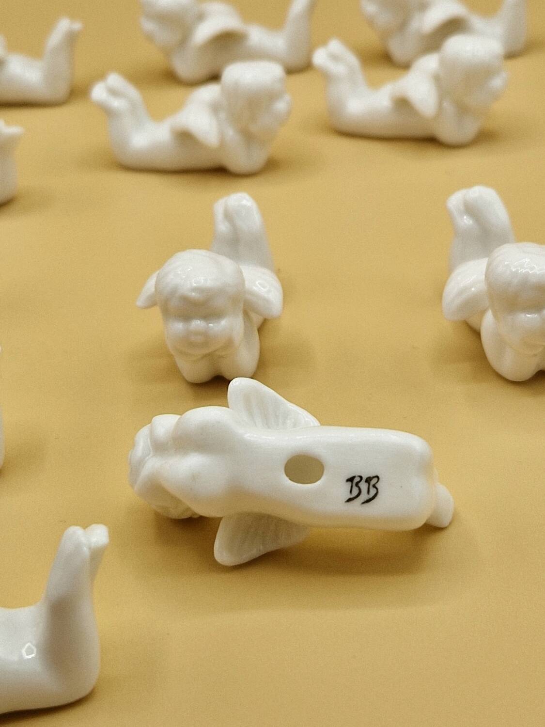 12 porte-couteaux vintage en porcelaine figurant des chérubins