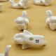 12 porte-couteaux vintage en porcelaine figurant des chérubins