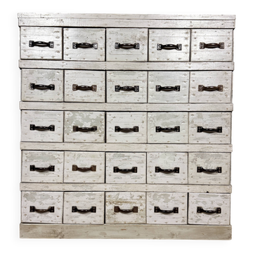 Ancien cabinet d'atelier gris clair avec 25 tiroirs.