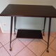 Meuble TV formica, 2 plateaux, sur roulettes atypiques incurvées - Années 60