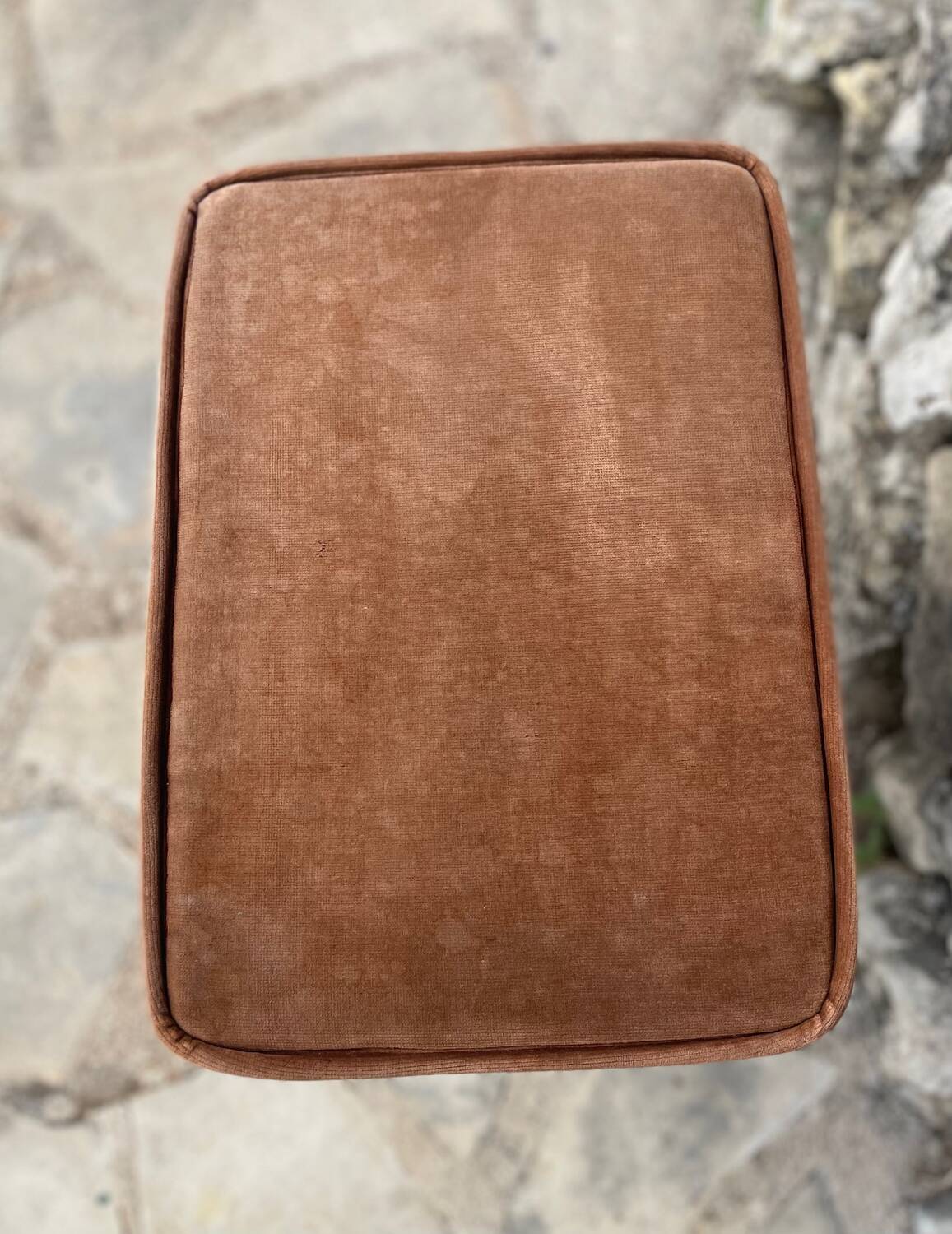 Charmant tabouret en velours marron et métal chromé