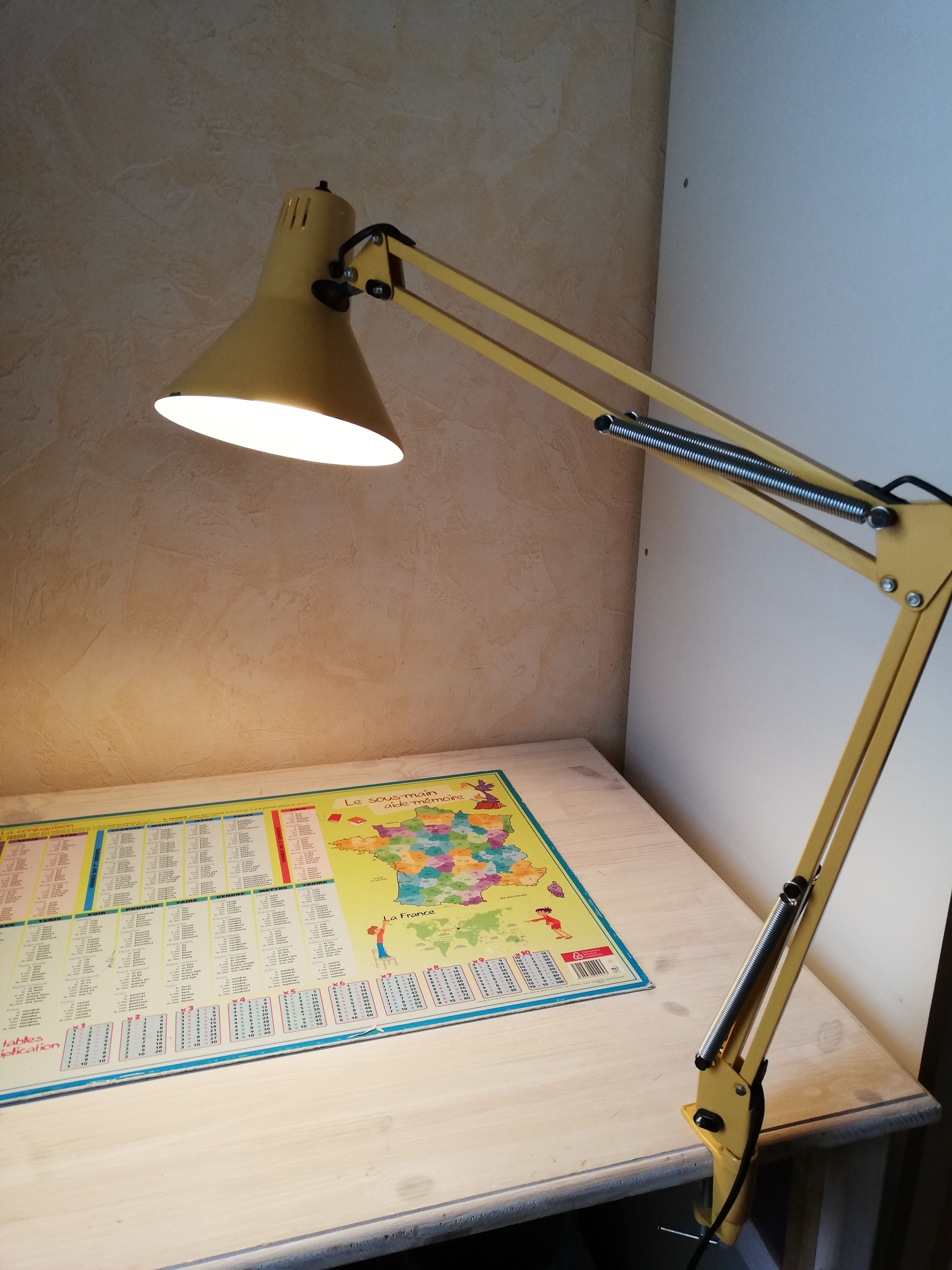 Articulated lamp brand twist