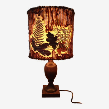 Lampe vintage avec pied en bois et abat-jour en laine et végétaux