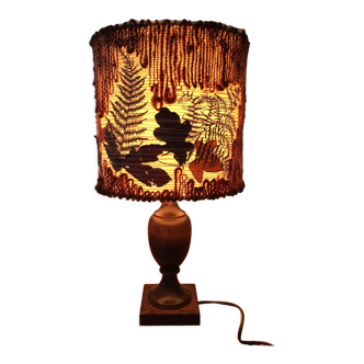 Lampe vintage avec pied en bois et abat-jour en laine et végétaux