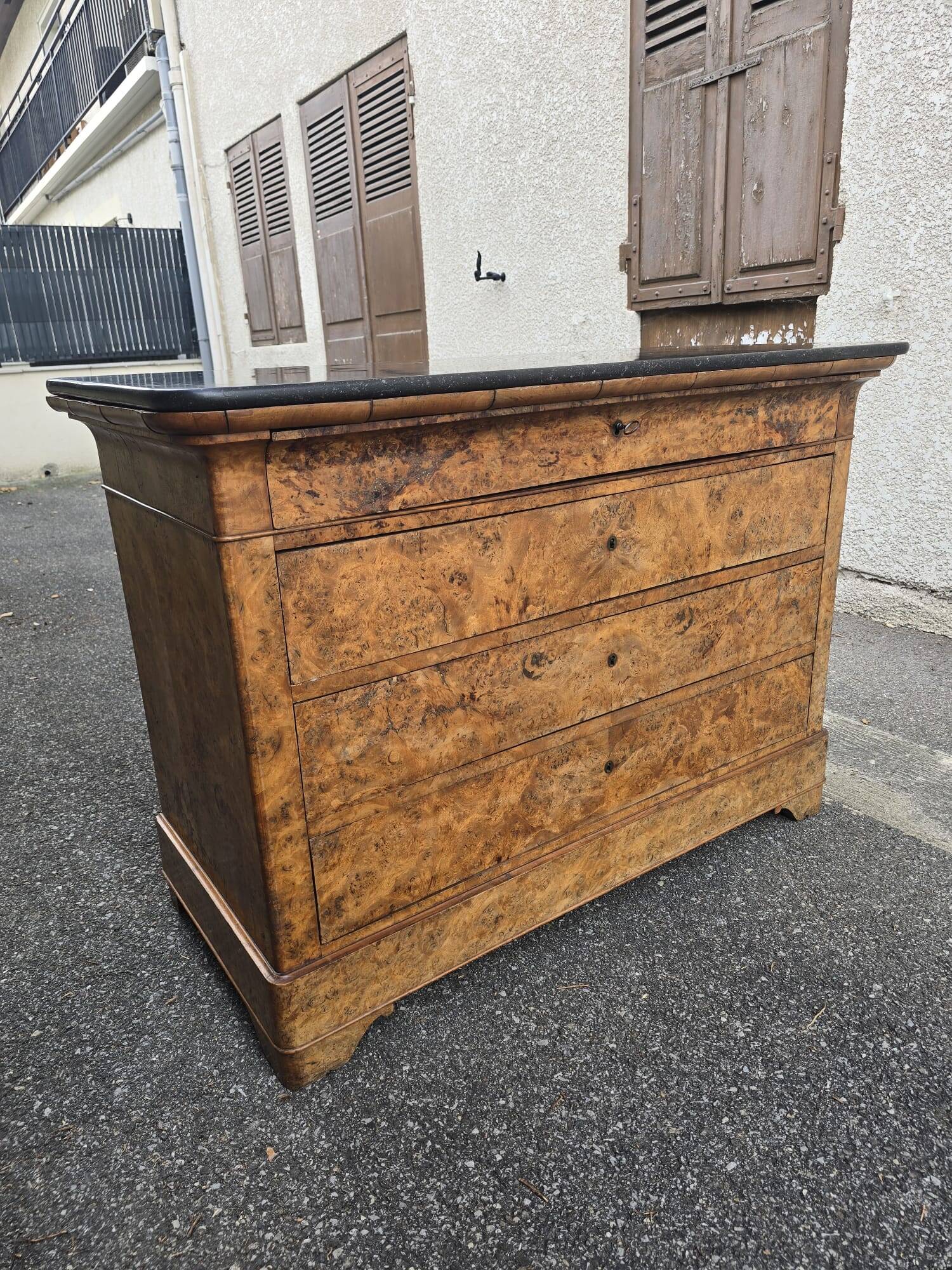 Restoration period commode in walnut burl and black marble – 19th century