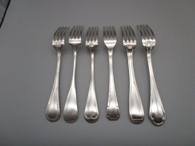 Set of 6 antique silver metal forks mismatched for a chic table