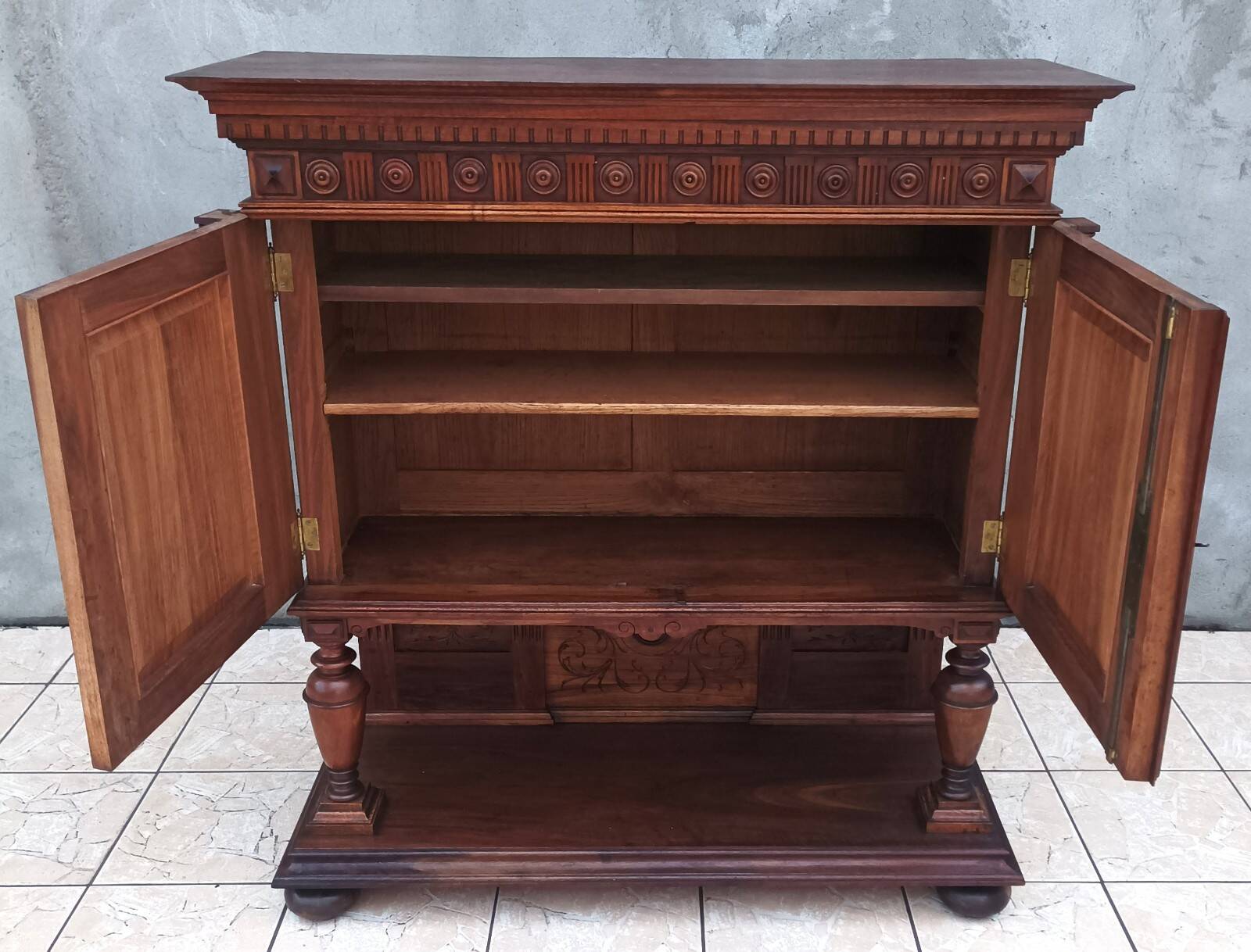 Meuble crédence Renaissance en noyer 19ème