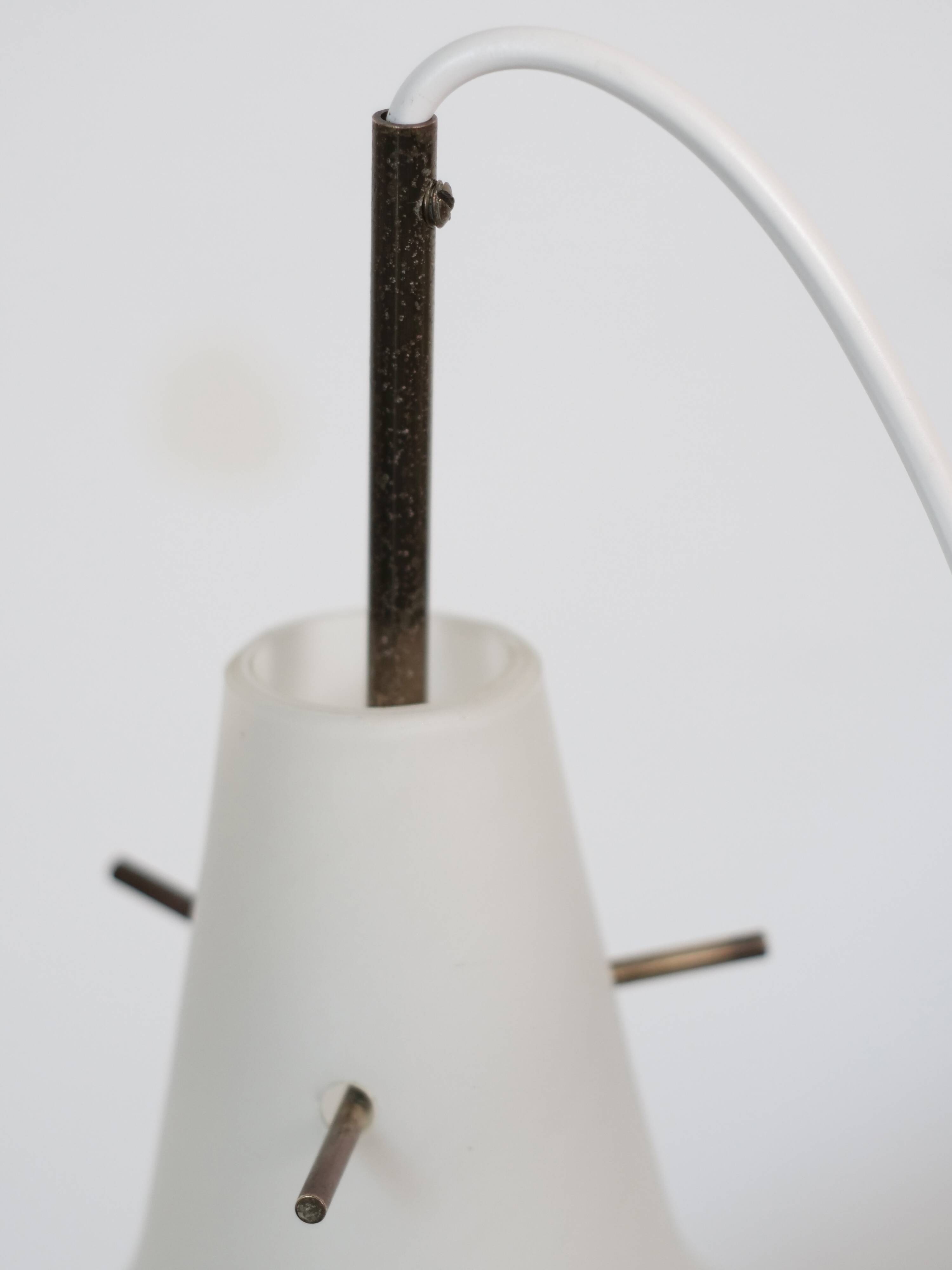 Suspension italienne en opaline satinée mid-century