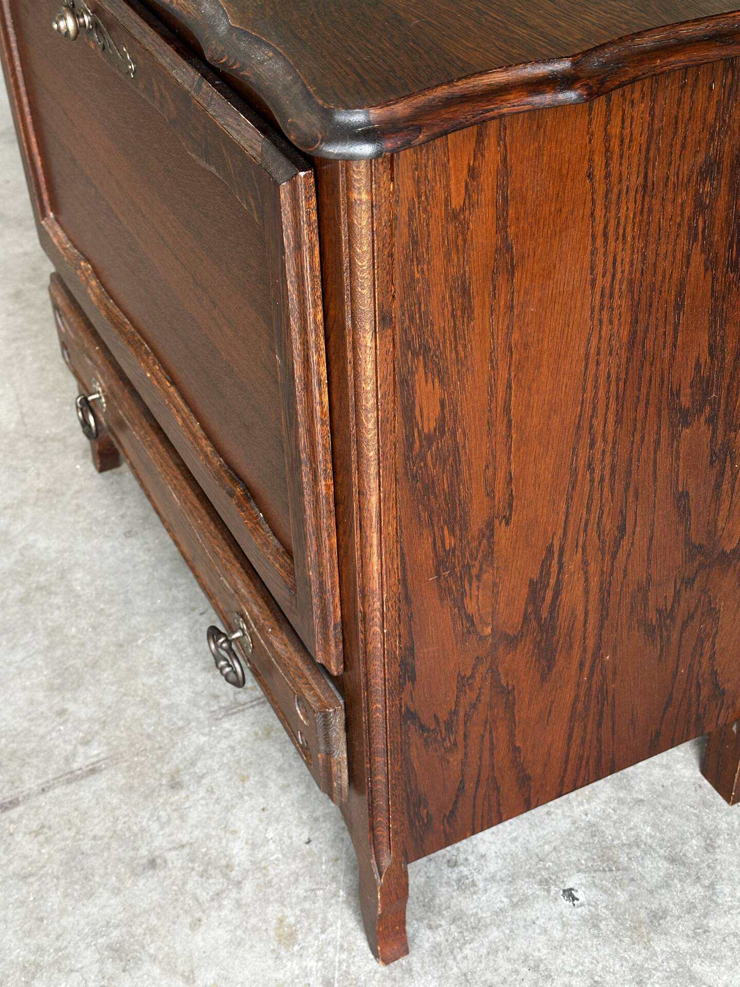 Petite commode en chêne à abattant – Mid-Century