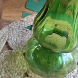 Vase en verre moulé vert
