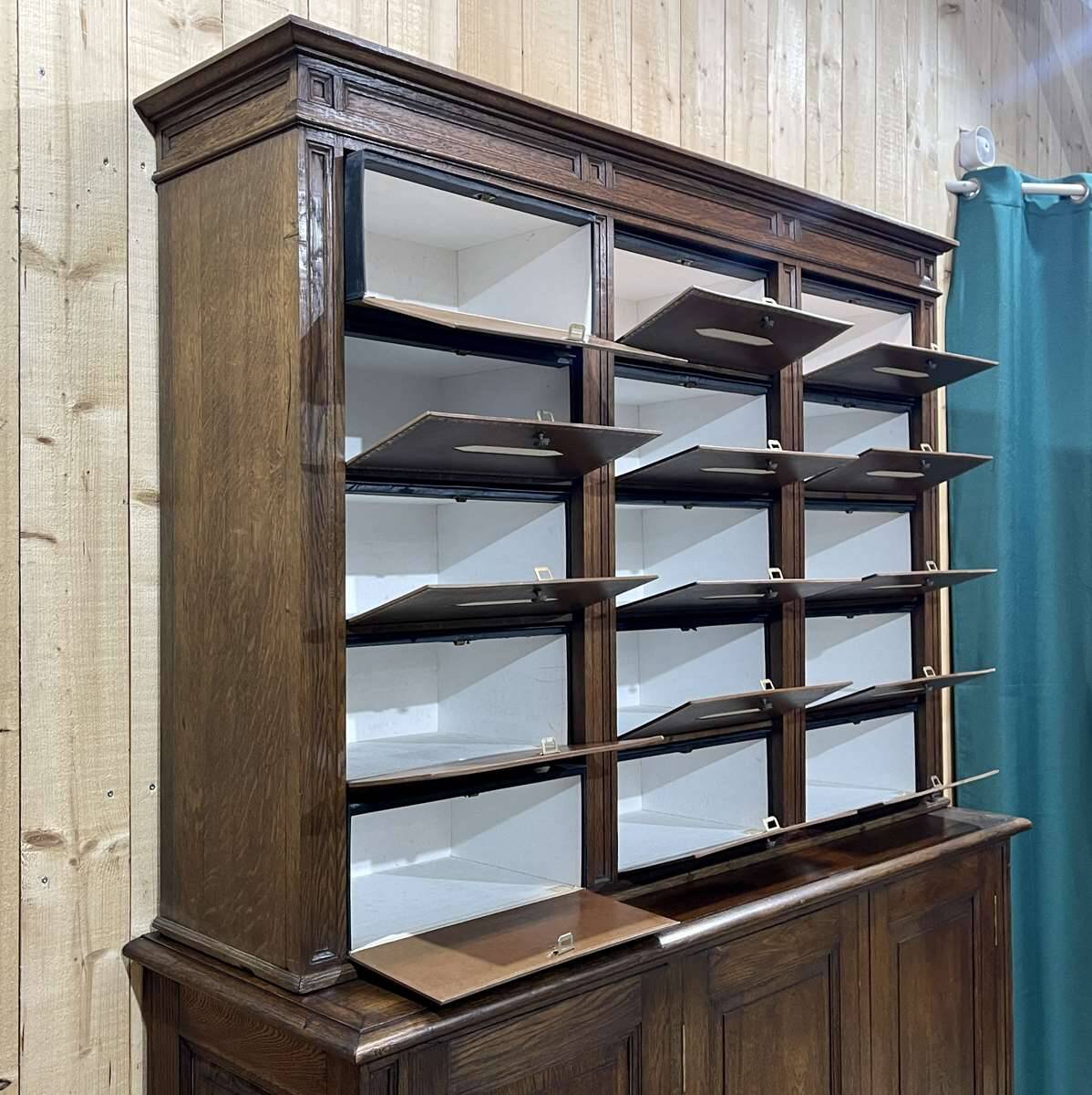 Notary's furniture from the early 20th century in oak with its cardboard box.