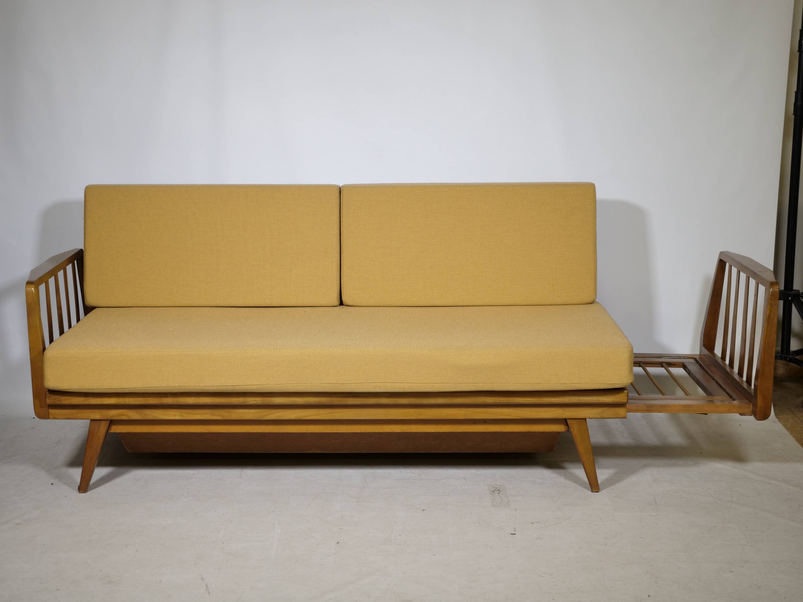 Lit de jour de style mid-century en bois de cerisier par Walter Knoll pour Knoll Antimott, années 1960.