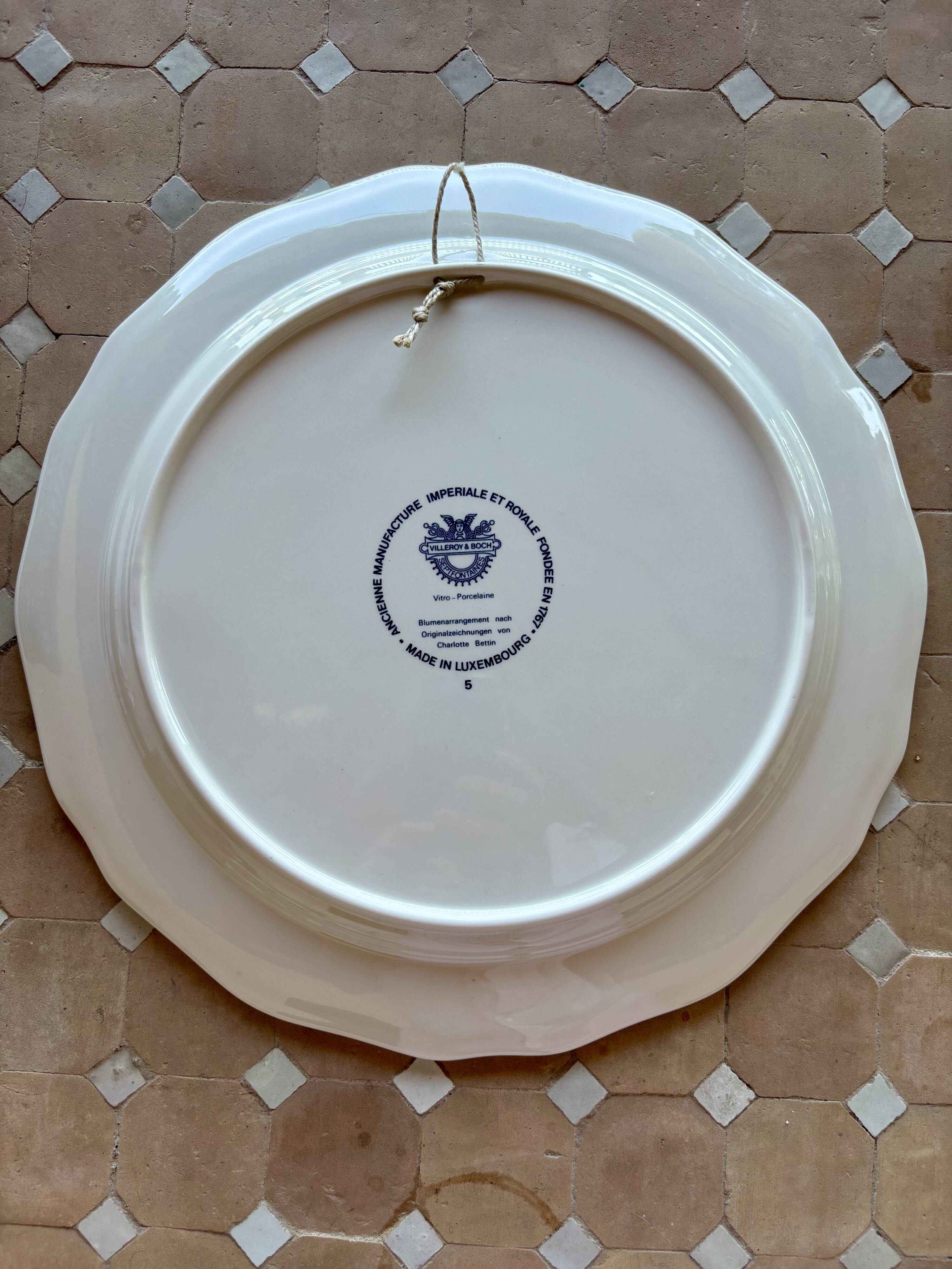 Serving dish in porcelain