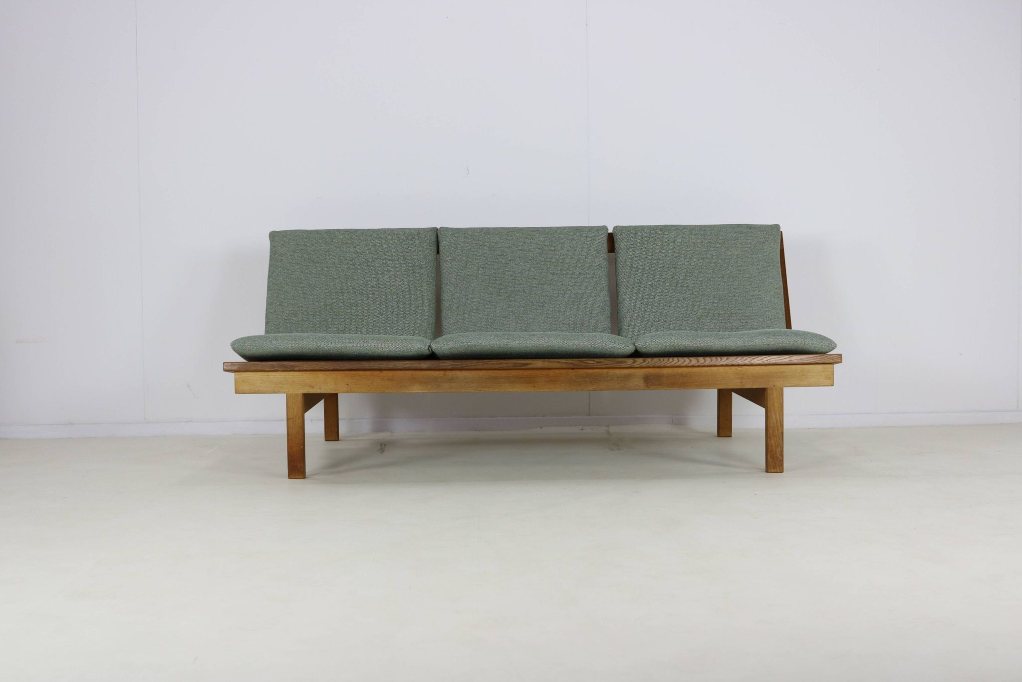 Canapé trois places design danois des années 60 par Børge Mogensen