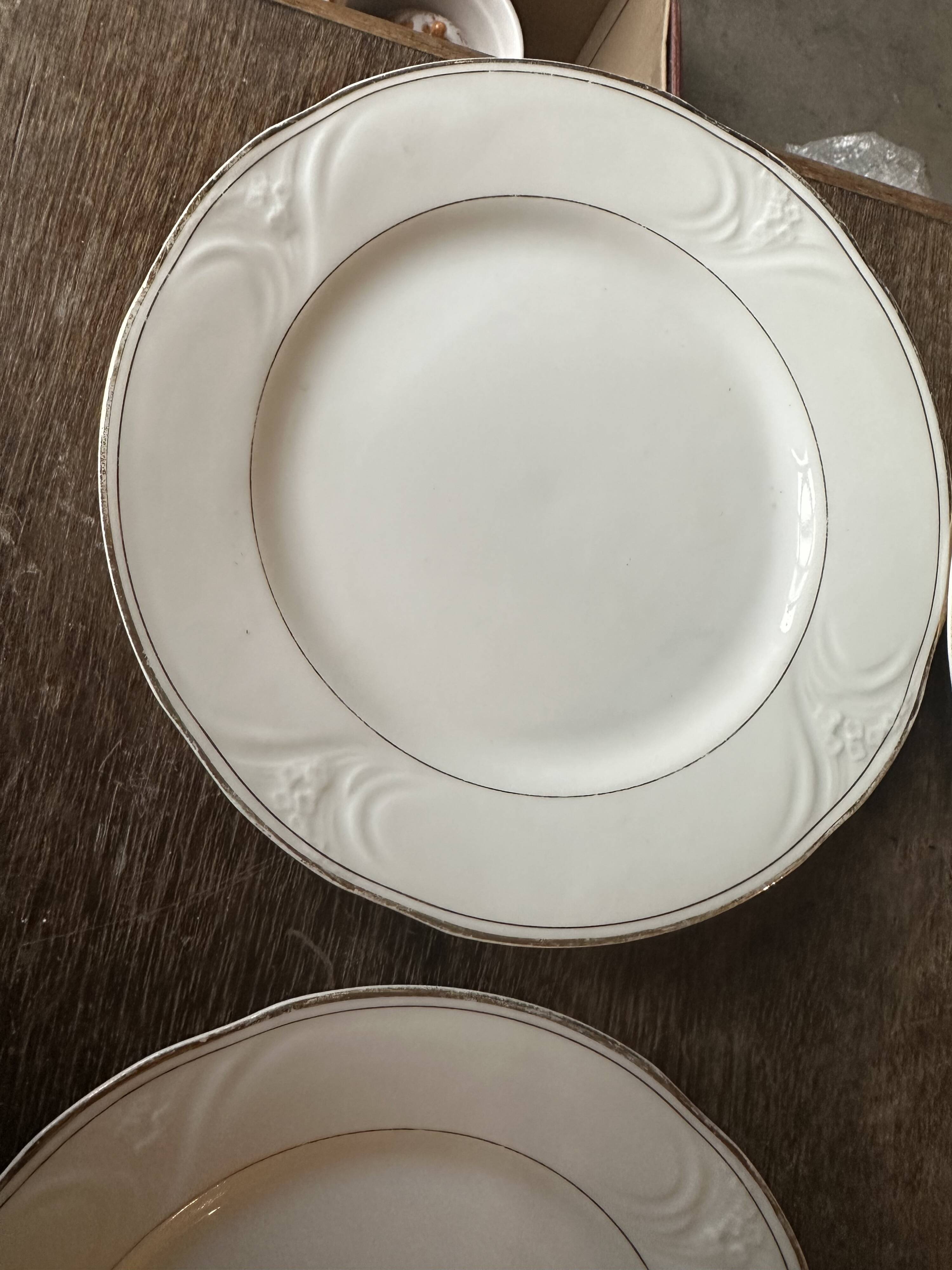 6 porcelain plates Art Nouveau period White and gold border - Diameter 23 cm