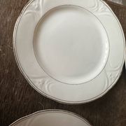 6 porcelain plates Art Nouveau period White and gold border - Diameter 23 cm