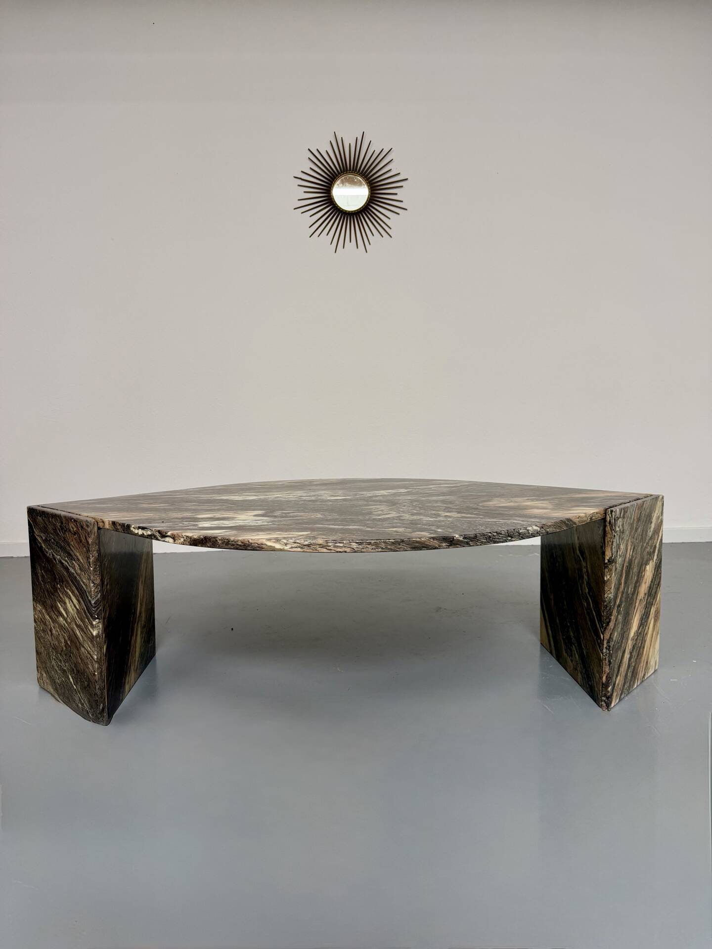 Sculptural coffee table eye veined marble Italian design 1970s