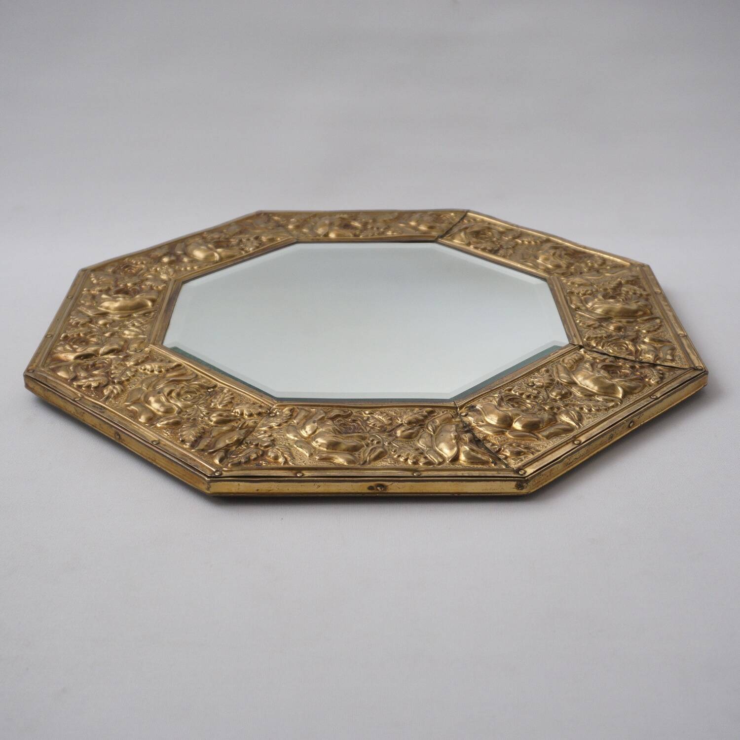 Miroir octogonal antique Arts & Crafts en laiton gaufré à fleurs des années 1920