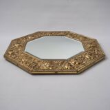Miroir octogonal antique Arts & Crafts en laiton gaufré à fleurs des années 1920