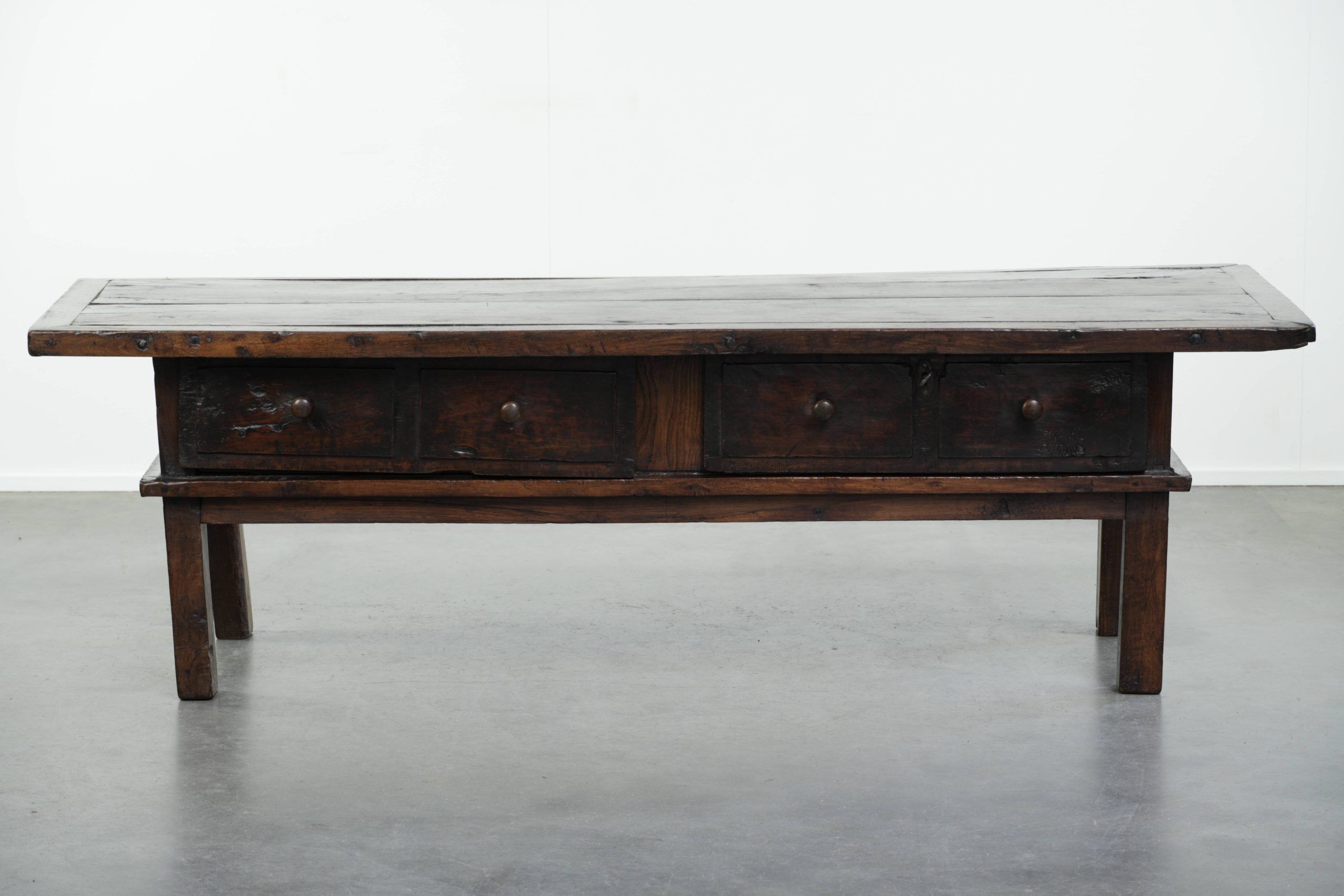 Table basse en bois de châtaignier du XVIIIe siècle d'Europe du Sud