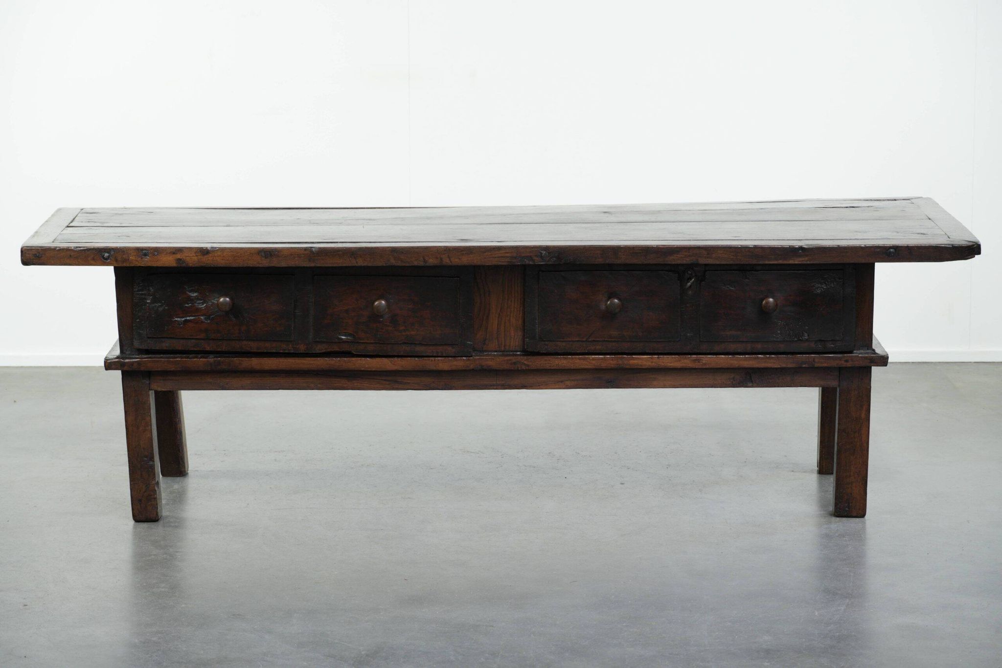 Table basse en bois de châtaignier du XVIIIe siècle d'Europe du Sud