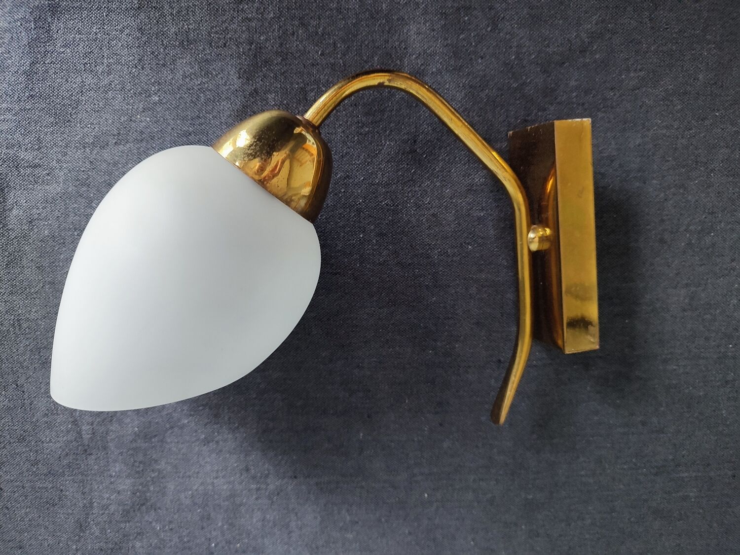Wall lamp in brass and vintage opaline