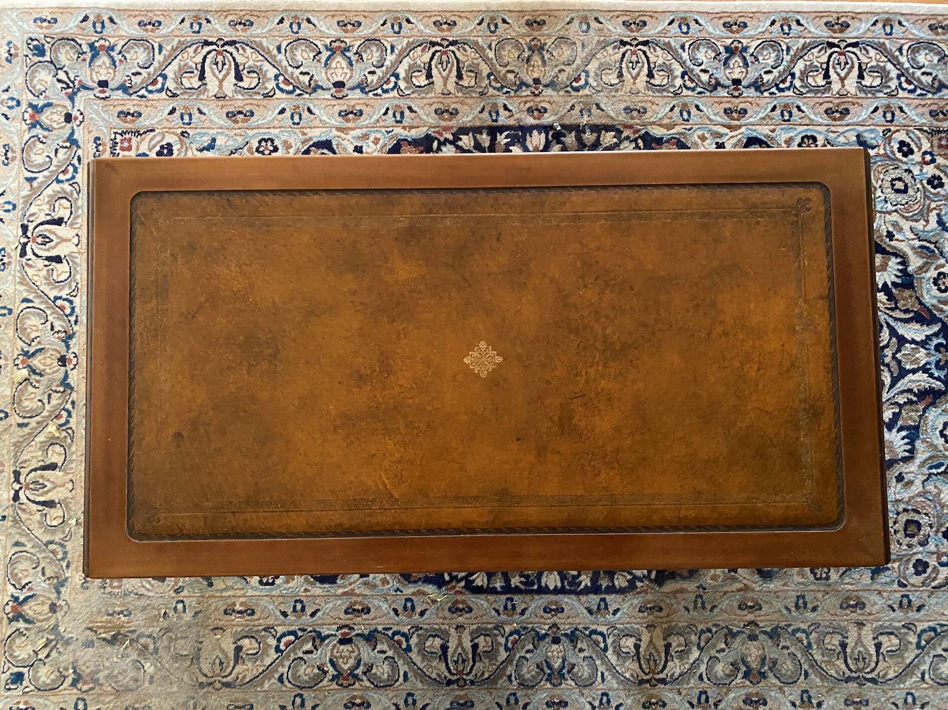 Table basse anglaise victorienne bois acajou / cuir / Feuille d’or