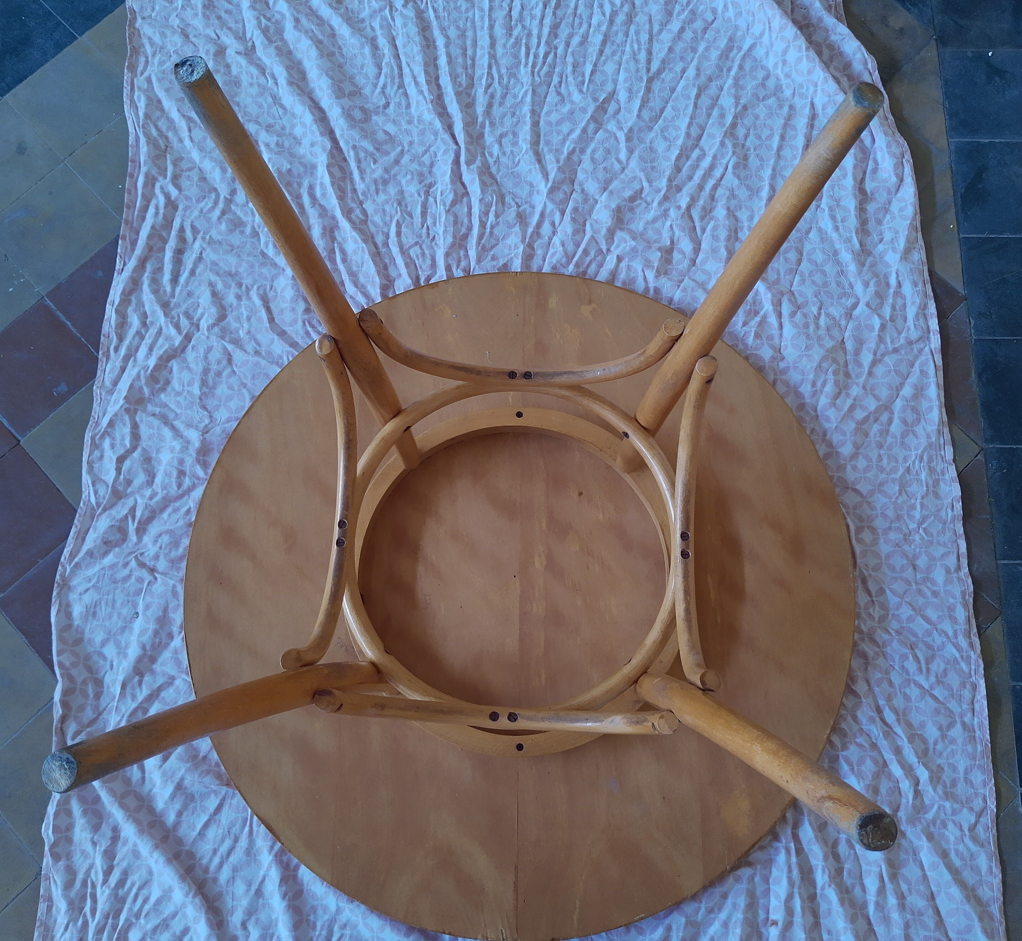 Round dining table vintage curved wooden foot