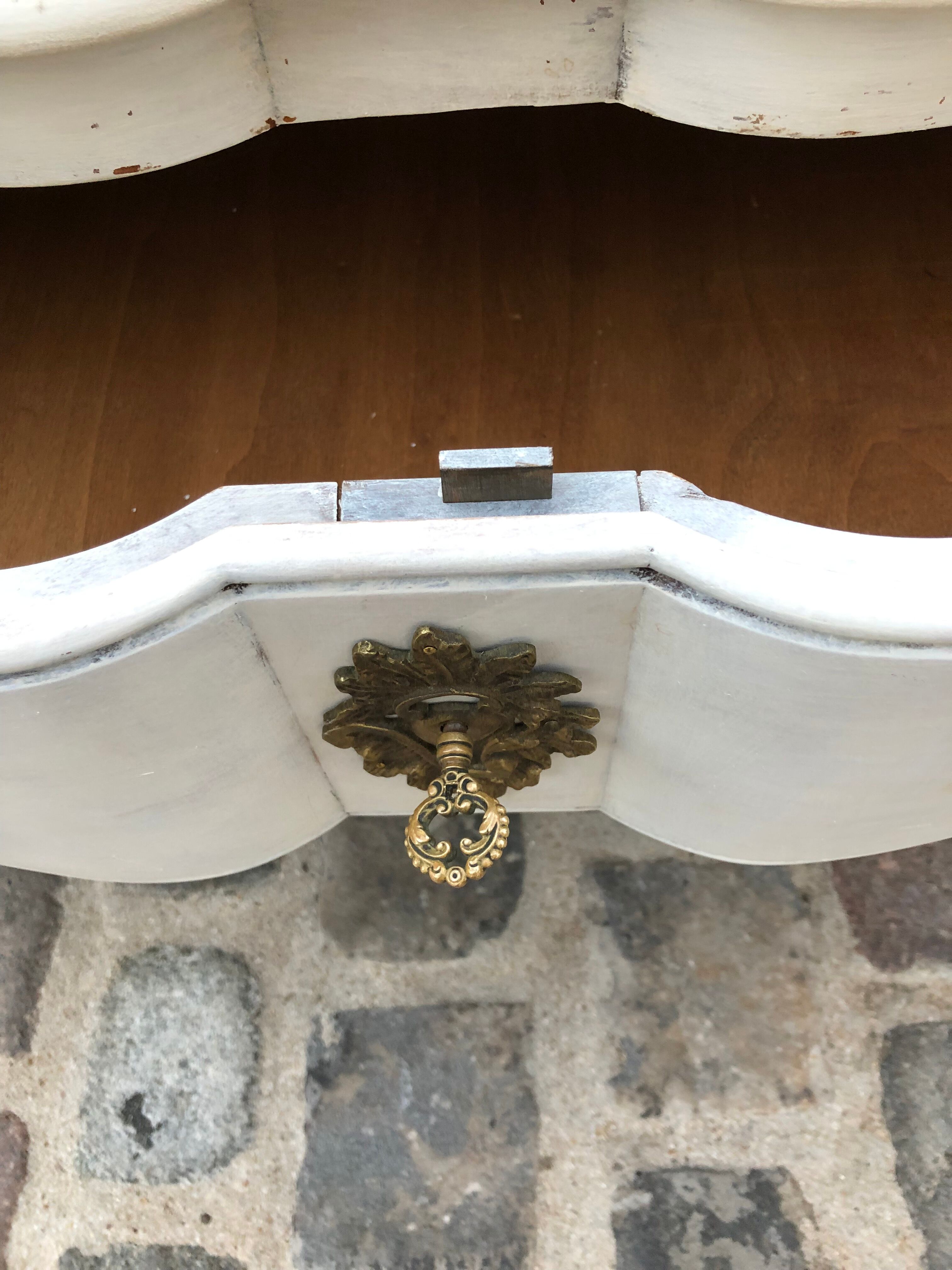Commode blanche de style Louis XV