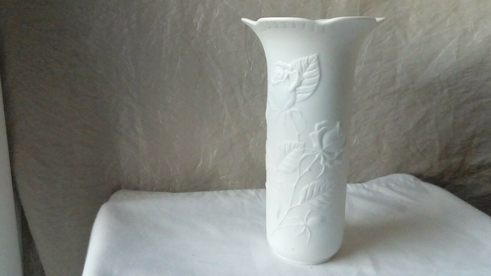 Porcelain vase matt effect decor in relief sign kaiser