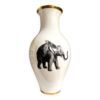 Vase en porcelaine blanche et dorée avec motifs noirs par mauricio ortiz