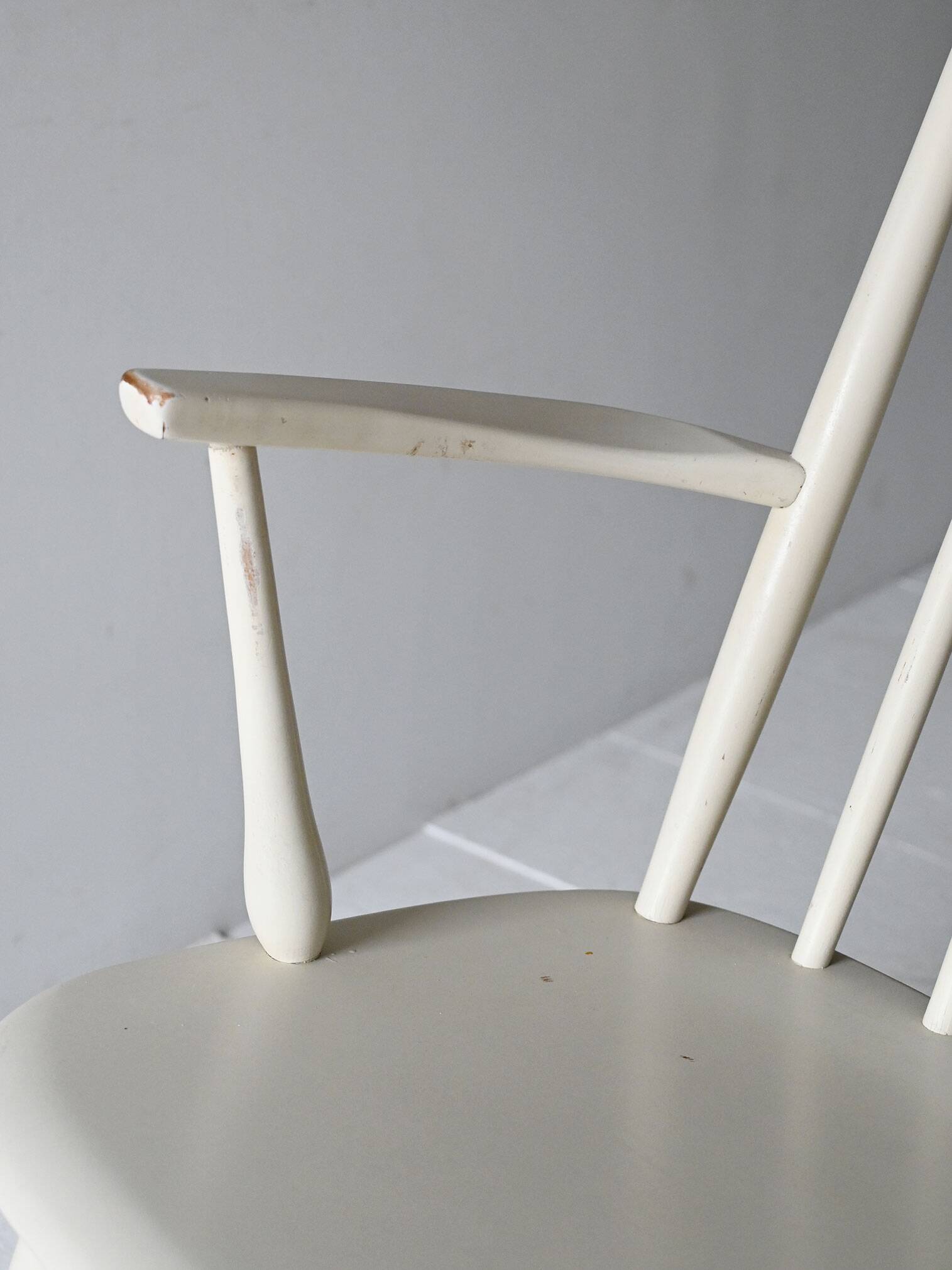 Fauteuil à bascule scandinave vintage en bois laqué blanc